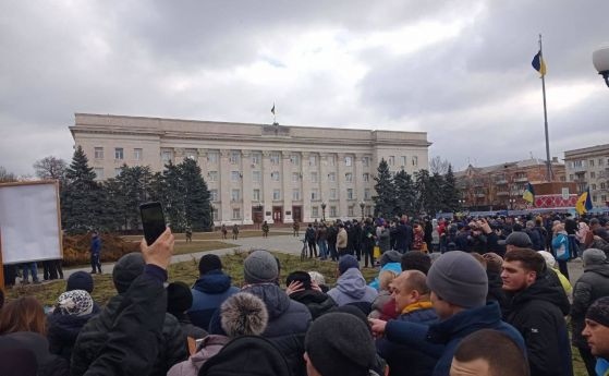 В окупирания Херсон десетки излязоха на протест в подкрепа на