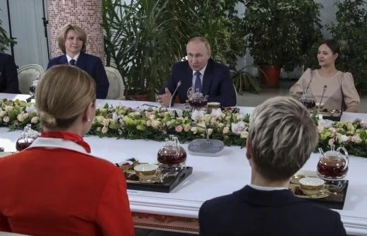 Путин пи чай с красиви стюардеси и им подари цветя