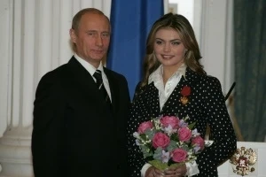 Любовницата на Путин се крие в Швейцария с четирите им малки деца