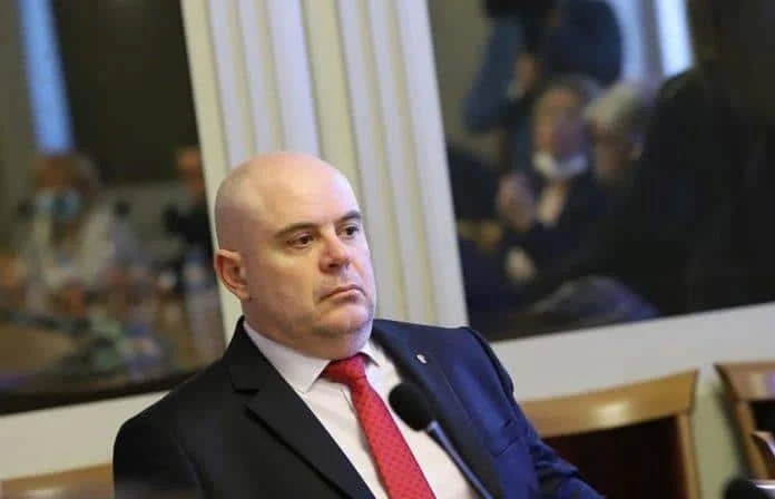 Гешев притеснен от продължаващия системен политически натиск върху прокуратурата