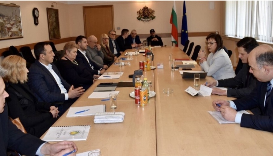 Нинова: Няма дефицит на олио. Повишеното изкупуване вдига цената му