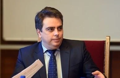 Василев заплаши: Ако КЗК не се сезира за цените на бензина и олиото, сменяме членовете й