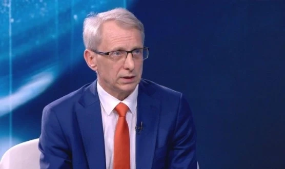 Министър Денков: Не предвиждаме промяна на ваканциите за учениците