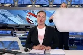 Спрете войната. Тук ви лъжат. Как руска журналистка се опълчи на Путин в ефир 