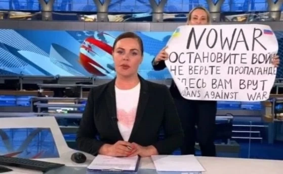 Марина Овсянникова е в неизвестност, само една руска медия посмя да съобщи за протеста ѝ