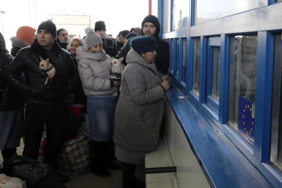  Премиерът Петков на границата с Румъния, където пристигнат бежанците от Украйна