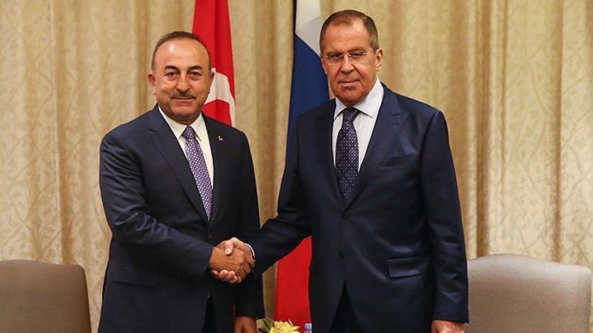 Турският външен министър Мевлют Чавушоглу говорейки заедно с руския си
