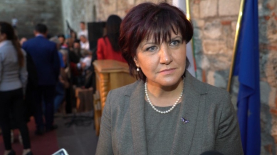 Караянчева: Каква е тази нелегална акция?! Петков от Руанда ли черпи вдъхновение?