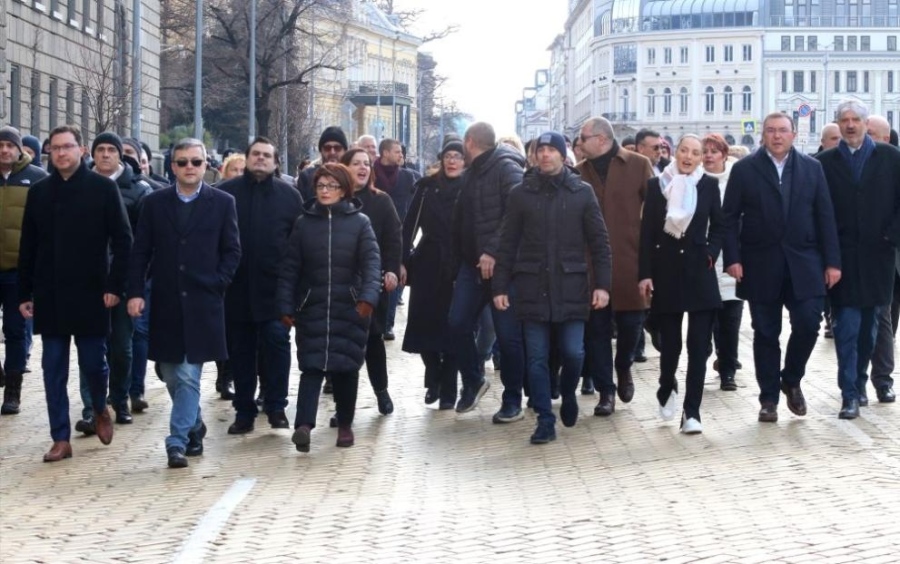 Членове и симпатизанти на ГЕРБ са пред ГДНП, протест и пред Министерски съвет