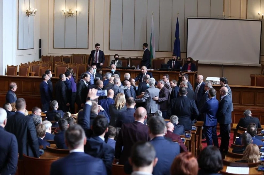 Напрежение в парламента, стигна се до сблъсък между депутати