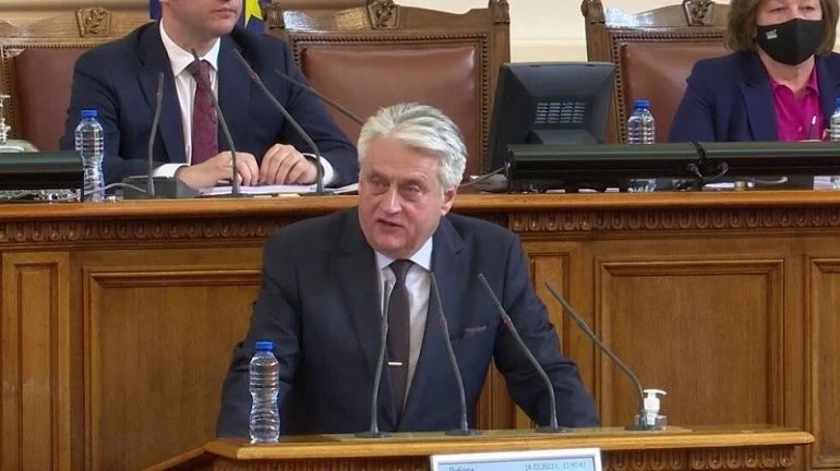 Депутати от ПП изведоха Рашков от парламента с кордон
