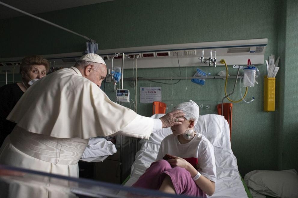 Папа Франциск посети деца бежанци от Украйна настанени в педиатричната болница