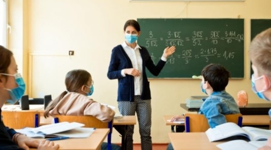 МОН: След 29 март обучение онлайн само с писмено разрешение