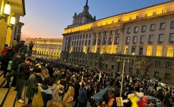 В подкрепа на Украйна, срещу руската агресия. Хиляди на шествие в центъра на София  (на живо)