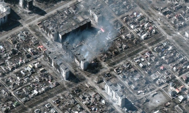 Разкази от обсадения Мариупол: Из целия град има трупове, там е просто ад  