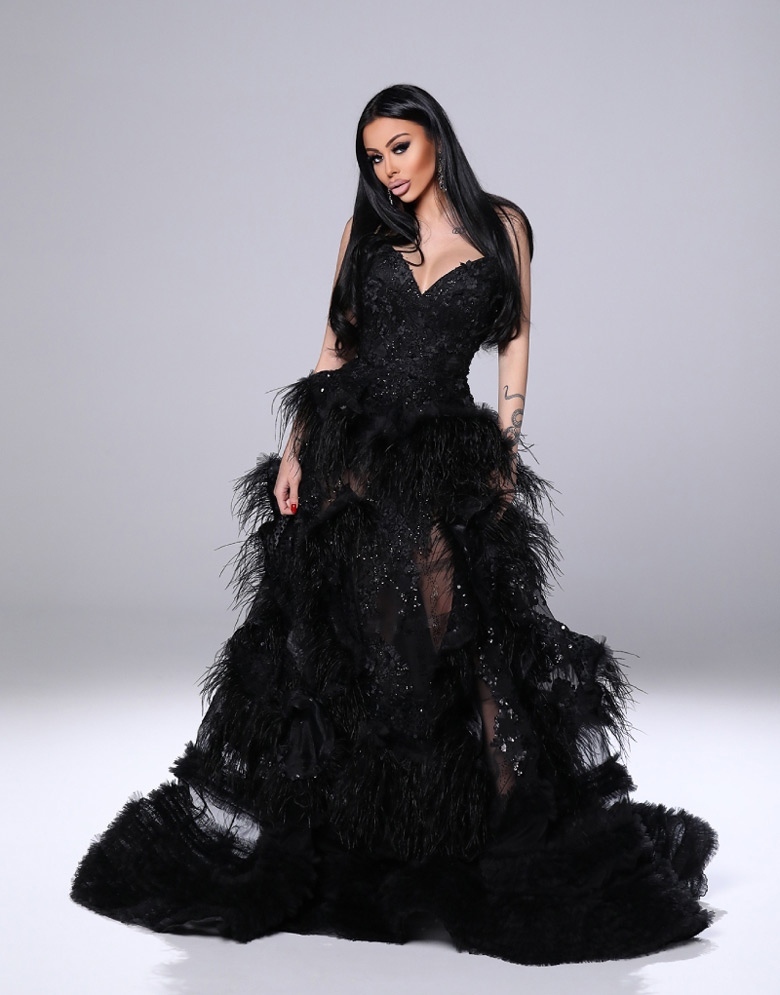 Приятелката на загиналия Денис Теофиков става певица в Пайнер