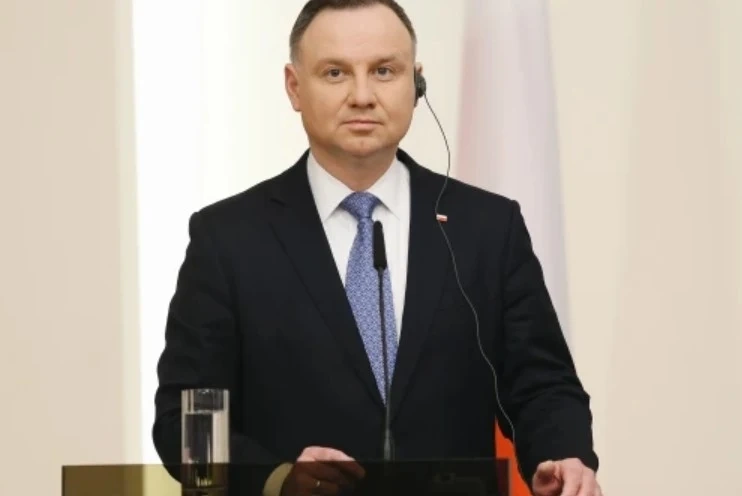 Самолетът на полския президент кацна аварийно