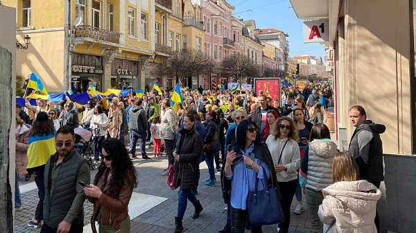 Хиляди във Варна и Пловдив излязоха на шествия в подкрепа на Украйна