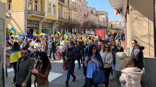 Хиляди във Варна и Пловдив излязоха на шествия в подкрепа на Украйна