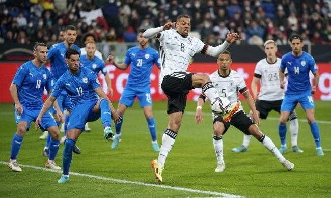 Нацистки скандал избухна на мач на Германия  