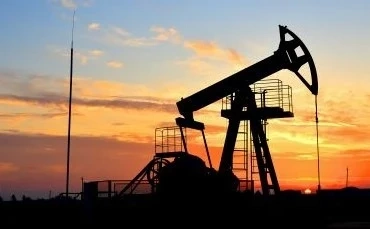 Петролът продължава да върви надолу, газът поскъпна с 5%