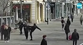 Мъж рита в главата жени в Бургас 