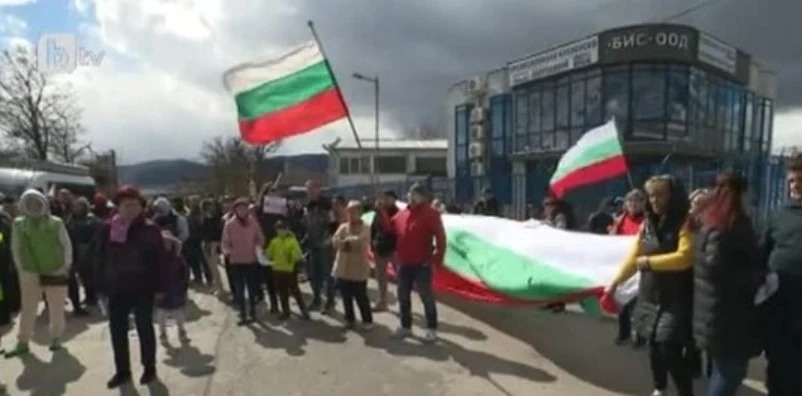 Жители на с. Лозен блокираха Цариградско шосе. Протестират срещу ферма за насекоми