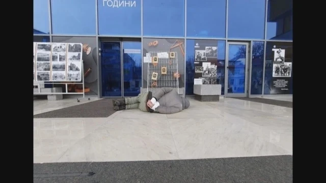 Мъж легна с вързани зад гърба си ръце пред Руския културен център в София