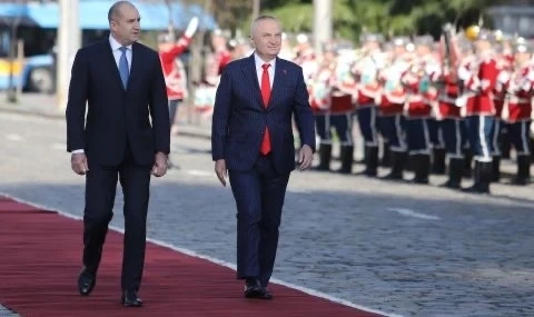 Радев посрещна албанския президент пред паметника на Незнайния воин