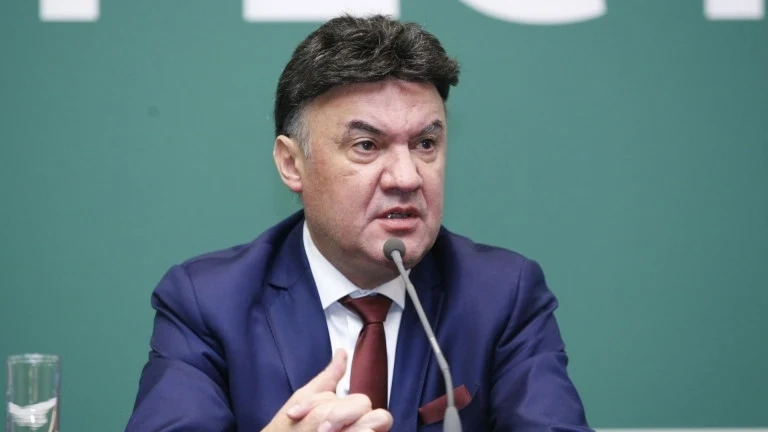 Михайлов: Недостойно е децата да бъдат използвани в чужди битки - няма да го позволя