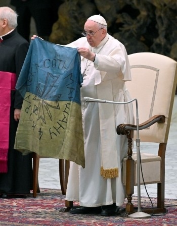 Папата осъди клането в Буча с украинско знаме в ръка 