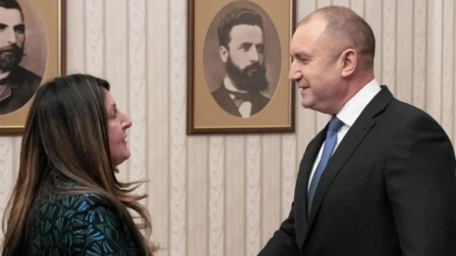 Румен Радев разговаря с Херо Мустафа