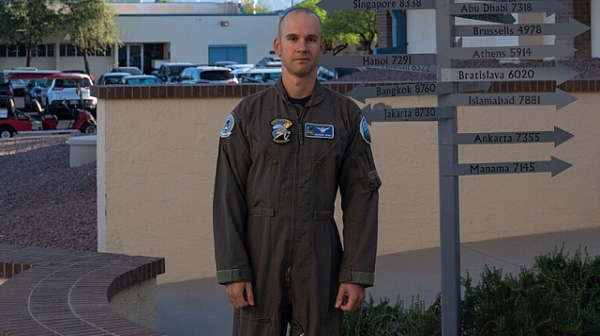 Александър Велинов е първият български пилот на F-16  