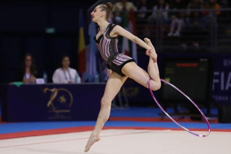 Боряна Калейн грабна златото за съчетанието си с обръч на Световната купа