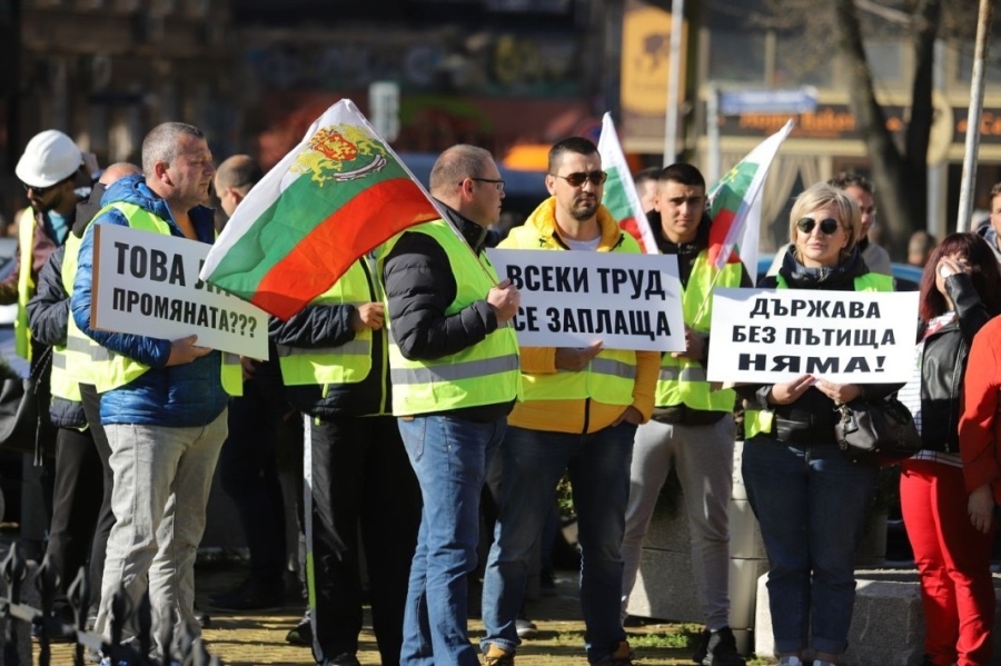 Пътни строители блокираха движението в София и на редица места в страната