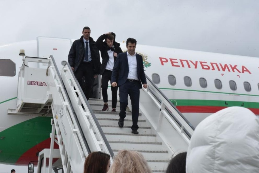 Правителствен самолет прибира моряците от Царевна, Петков ги посреща във Варна