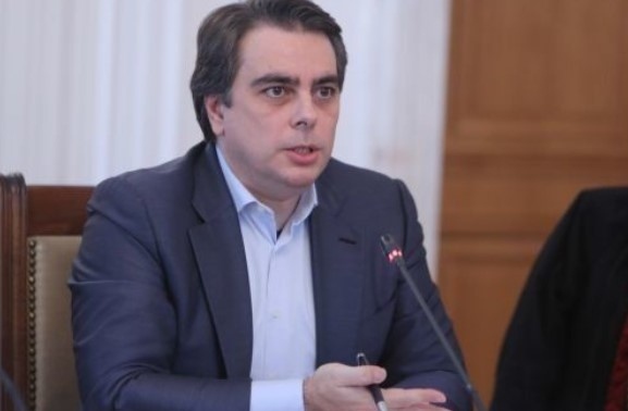 Асен Василев: Бензинът ни е най-евтин, токът е на цената от м. г., никъде го няма това