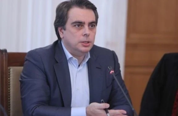Асен Василев: Бензинът ни е най-евтин, токът е на цената от м. г., никъде го няма това