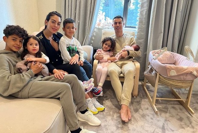 Кристиано Роналдо прибра любимата си Джорджина и новородената им дъщеря