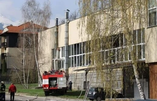 Пожар в бившия завод за телефони в Банско