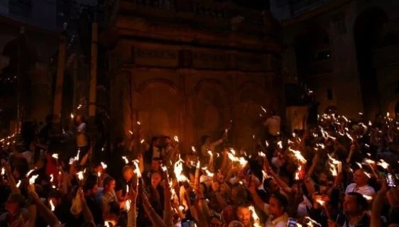 Благодатният огън отново сътвори чудото - пламна на Божи гроб
