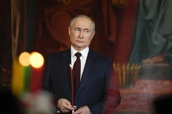 Путин присъства на среднощната Великденска литургия в Москва 