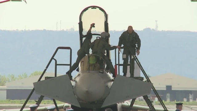 Радев летя с изтребител Еврофайтър в Испания