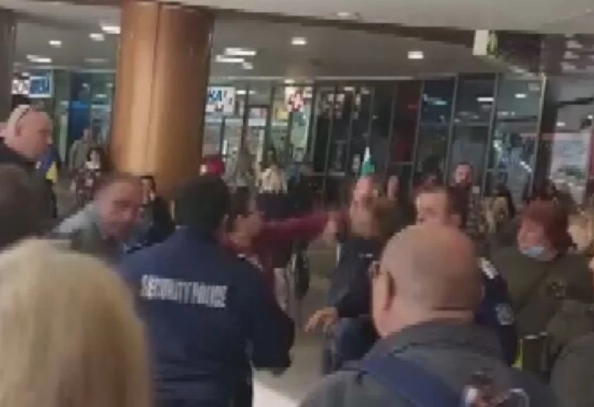 Протестиращи се сбиха в подлеза на Софийския университет
