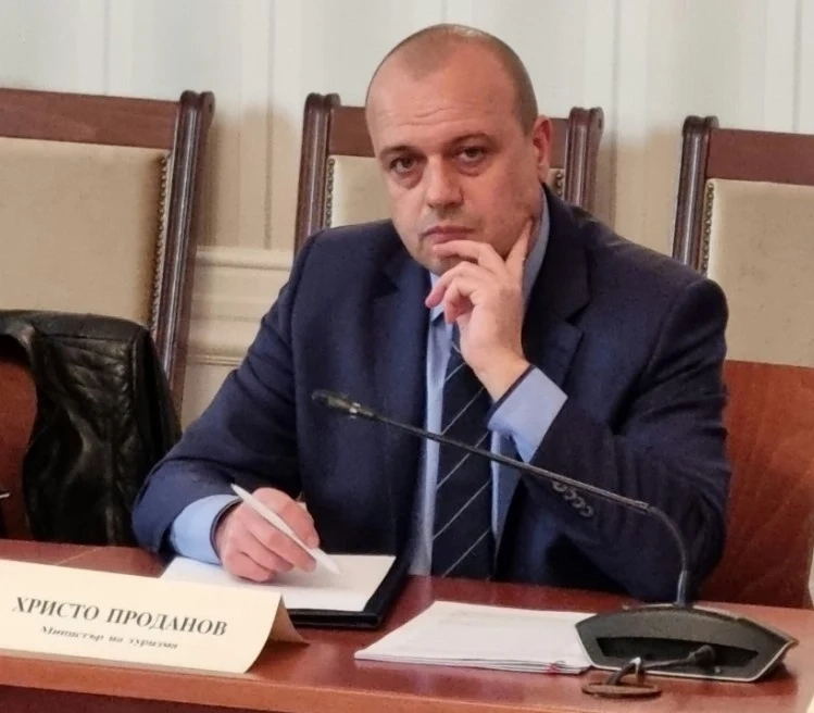 Министърът на туризма уволни 16 служители с новия устройствен правилник