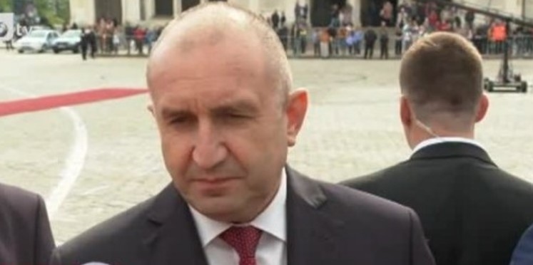 Радев: Решението на НС е опасна стъпка към въвличането на България във войната. По улиците трябва да се веят български знамена