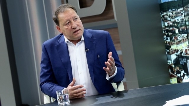 Бивш министър: България няма да дарява, но ще продължава да продава оръжия за Украйна