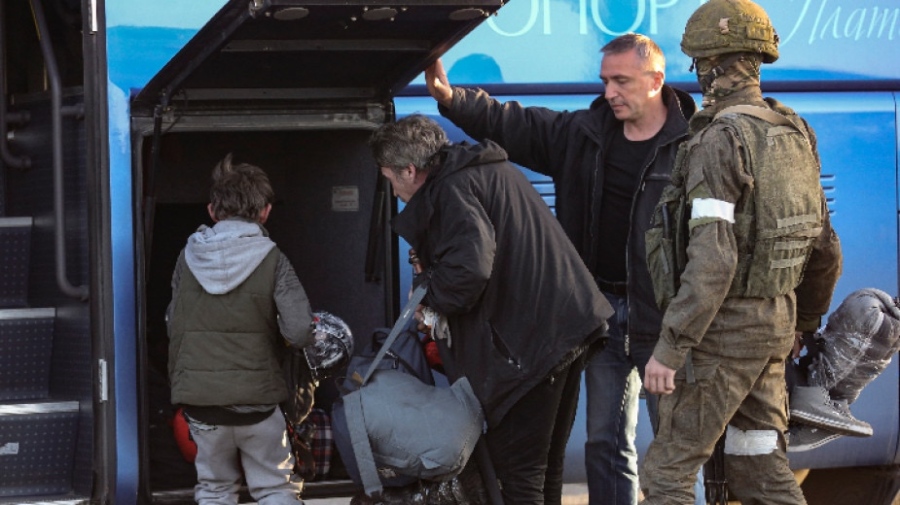 Всички жени, деца и възрастни са евакуирани от завода Азовстал