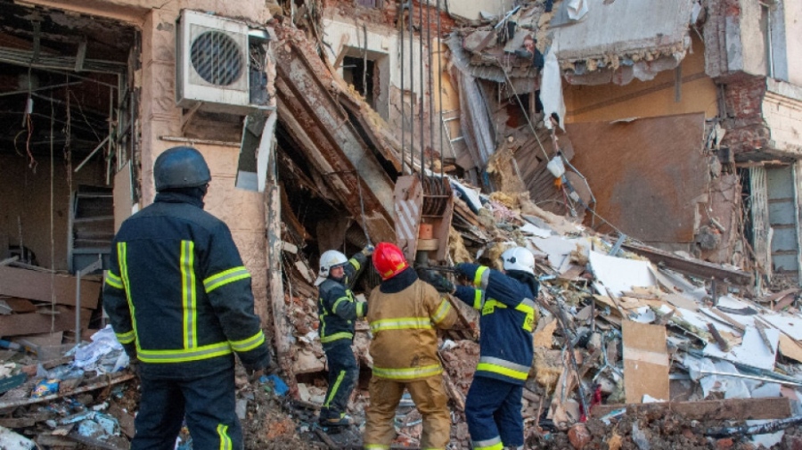 Около 60 души вероятно са загинали след ракетен удар срещу училище в Източна Украйна