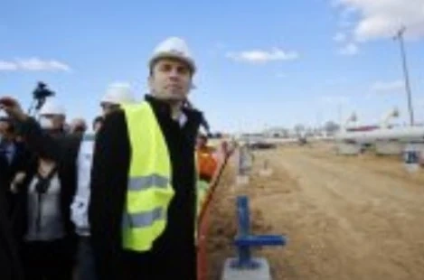 Защо Кирил Петков заблуждава, че е договорил ниска цена на газа с Камала Харис?